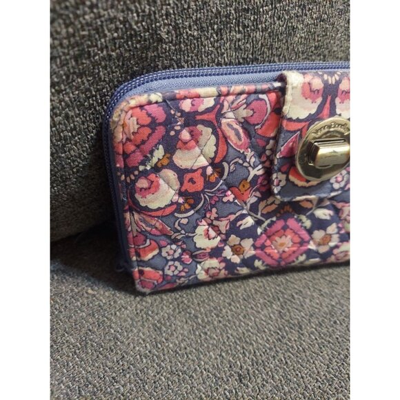 VERA BRADLEY RFID TURNLOCK WALLET‎ MAGENTA MEDALLIONS Rare - Picture 3 of 11
